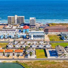 Walk to Beach Shared Pool & Grill Dog Friendly, hotel in Padre Island