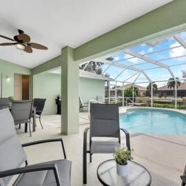 Sunshine Home Retreat Heated Pool on Canal, Hotel in Cape Coral