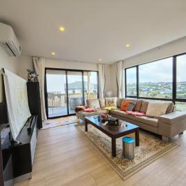 Orewa family holiday house with 3 bed-rooms view on deck near cafe, bush & river, hotel u gradu 'Orewa'