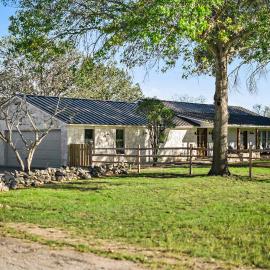 Relaxing Hill Country Home - Firepit - Patio, hotel en Waring