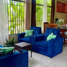 Blue House with Pool and Air-Conditioning, hotell i Puerto Jiménez