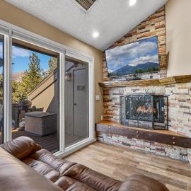 Charming Country Club Condo with Loft & Fireplace، فندق في فلاغستاف