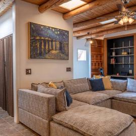 Hot Tub, Artsy Family Adobe, 4mins Plaza! Private Deck & Yard, Hotel in Taos