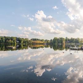 Lakeside Retreat, Cozy 2BD Cottage with Firepit Close to the Lake, hotel a Hartland