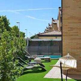Charming Home with Pool and Garden, Just Outside Madrid, hotel in Villanueva de la Cañada