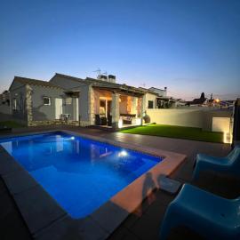 Casa en L Escala con piscina y WIFI free