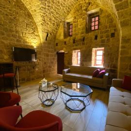Nina s House Charming Loft in 700-Year-Old Gem in heart of Byblos, hotell i Jbeil
