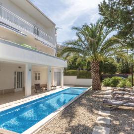 Amazing Apartment In Makarska