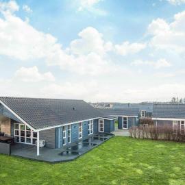 Charming Sauna Cottage-By Traum
