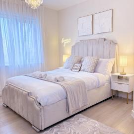 Luxury 2 bedroom Leeds City Apartment with Free parking & Jacuzzi bath, готель у Лідсі