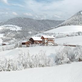Großkarnaiderhof Ferienwohnungen-Bauernhof-Dolomiten-Natur Pur, hotel a Luson
