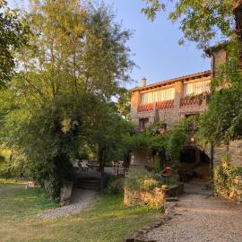 Can Banal - Camping y Masia Rural, hotel a Montagut
