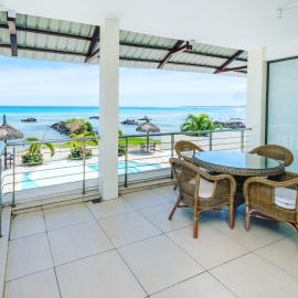 Beachfront Apartment - View to Die For, hotel in Triolet