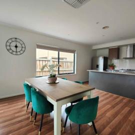 Beautiful 4 Bedrooms Houses, hotel u gradu 'Point Cook'