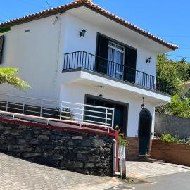 Casa Nova - Maison avec garage, terrasse & Balcon, hotell i Ponta do Sol