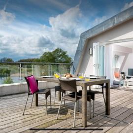 HM112 Penthouse Apartment with Lake View & free Spa Access- Lower Mill Estate Cotswolds, hotel a Somerford Keynes