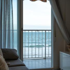 Apartamento en Primerísima Línea de Mar en Valencia 2 Habitaciones Dobles, Cocina Equipada y Ascensor, hotel al Perellonet