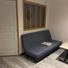 Appartement meublé T1 Lussac les Chateaux, hotel a Lussac-les-Châteaux
