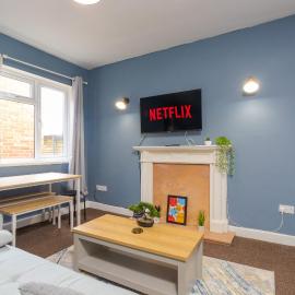 HIGH STREET APARTMENT, SLEEPS 6 GUESTs!, ξενοδοχείο σε Bedworth