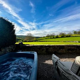 Romantic four poster Cottage private outdoor Hot Tub & Sauna at Harthill Hall plus private daily use of indoor pool and sauna 1 hour per day, hotel en Stanton in Peak