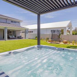 Shoreline Luxe - Refined Beachside Elegance with Spa