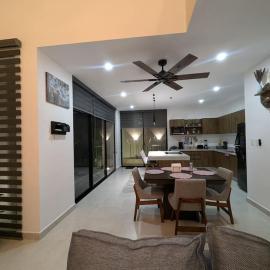 Preciosa Casa en Mérida, 2 Habitaciones, Excelente Ubicación, AC, Alberca, Asador y Estacionamiento, hotel en Mérida