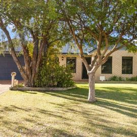 Metres to Beach, Walk to Town!, Hotel in Quindalup