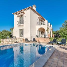 Casa Marta - Great 3 bedroom villa with sea views!, hotel i Estômbar