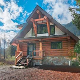 Douglas Fir Retreat, Mtn Views and Expansive Deck, hotel i Sunshine Valley