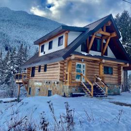 Douglas Fir Retreat, Mtn Views and Expansive Deck, hotel a Sunshine Valley