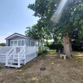 Tulip Lodge at Oakdene - Passes included free!, hotel v destinaci Ferndown