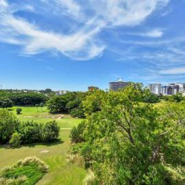 Gorgeous Golf Course views from top floor, מלון בLarrakeyah