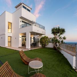 Luxury townhouse with rooftop sauna & Jacuzzi, hotel in Fuengirola