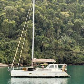 Hospedagem flutuante em Paraty Veleiro Maverick, hotel a Parati