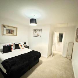 Elite 4 bedroom Home for contractors, business or leisure - secure parking