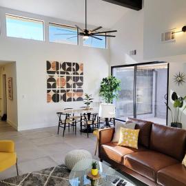 Upscale mid century on the green w Private Hot Tub