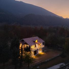 The Grand Sindh - Preng by StayVista - 5BHK Mountain-View Villa with Garden, ξενοδοχείο στο Σριναγκάρ