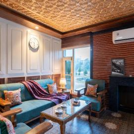 StayVista at The Grand Sindh with Lawn, BBQ, hotel in Srinagar