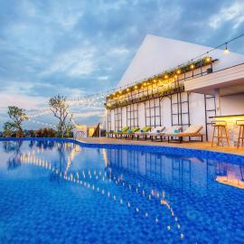 Viesnīca RV Hotel Gianyar pilsētā Giandžara