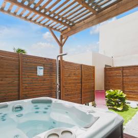 Villa Pheron - De standing - Jacuzzi 5 Personnes, hotel in Baie-Mahault