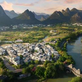 Guilin Qingshanshe Hotel -Free pick up train station stay two nights – hotel w mieście Guilin