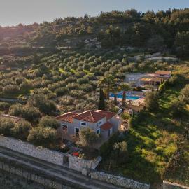 The Olive Grove Villa with private swimming pool, hotell sihtkohas Archanes