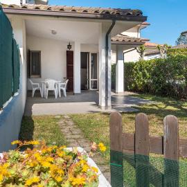M051 - Marcelli, villetta con giardino vicino al mare، فندق في مارشيللي