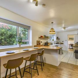 The Laurels - Wifi, Parking, 4 Bedrooms, Gatwick, hotel di Crawley