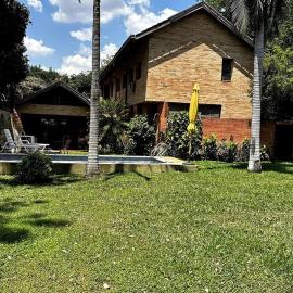 Fina residencia con chimenea en Lambaré, hôtel à Asuncion