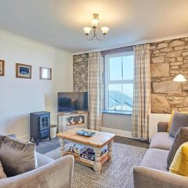 Cosy Flat Sea Views Short Walk to Shops & Pub, Hotel in Sennen