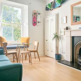 Artist colony cottage with sauna and private garden, and easy walk to city centre, khách sạn ở Edinburgh