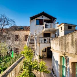 Apartments Land, hotel in Zlarin