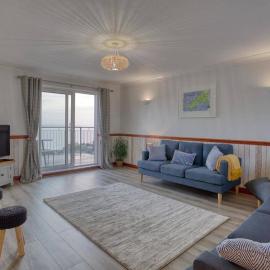 Large House with Panoramic Sea Views & Parking