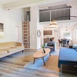 Unique Penthouse with Gallery and Mountain View